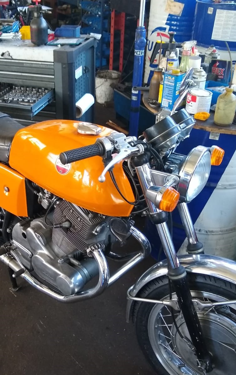 Oranges Motorrad